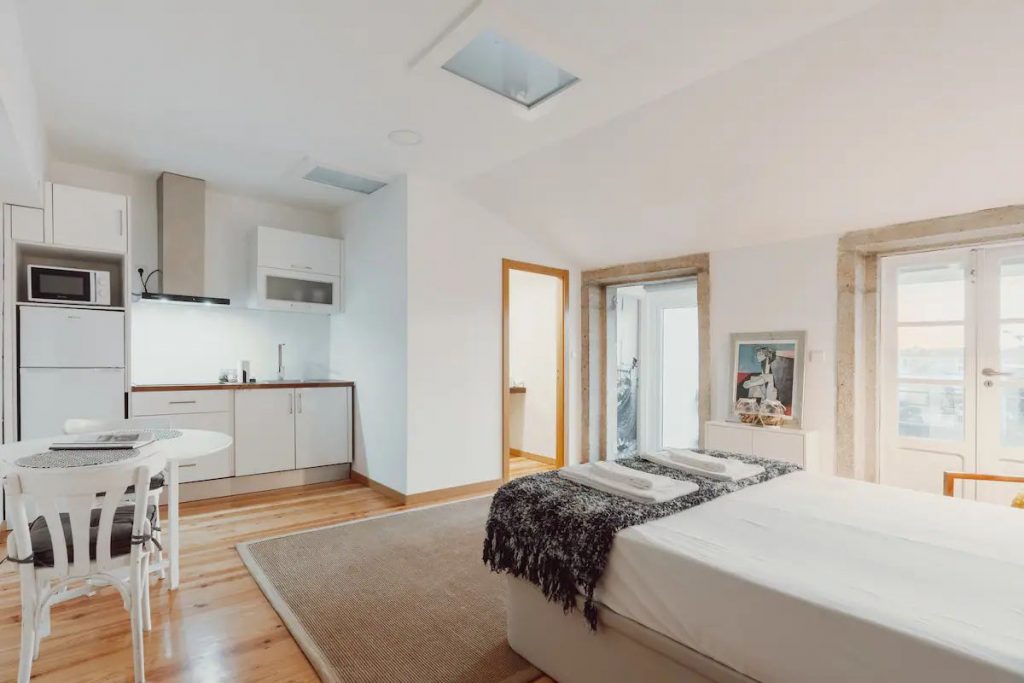 2 hóspedes . 1 quarto . 1 cama . 1 casa de banho